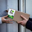 Laden Sie das Bild in den Galerie-Viewer, Maultaschen-Paket mit I love Mauldasch-Aufkleber, das an einer Türschwelle übergeben wird.