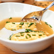 Laden Sie das Bild in den Galerie-Viewer, Maultaschen in der Brühe