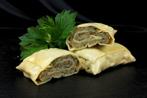 Schwäbische Maultaschen aufgeschnitten mit Petersilie
