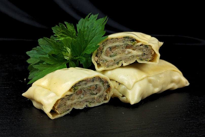 Schwäbische Maultaschen aufgeschnitten mit Petersilie
