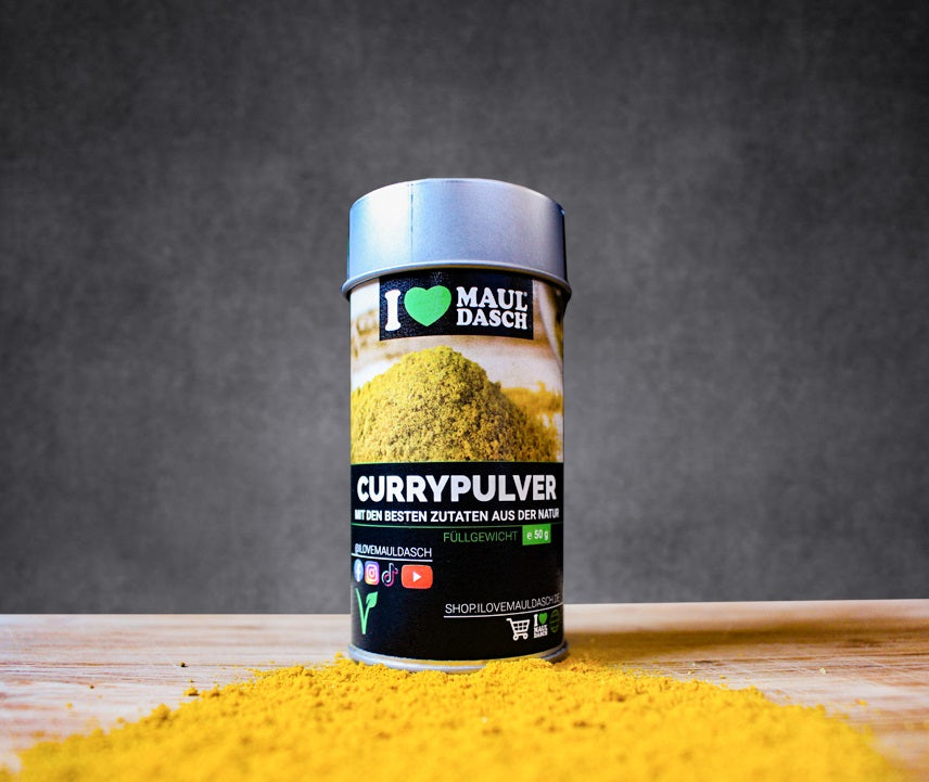 Currypulver von I love Mauldasch  im Streuer auf Holztisch 
